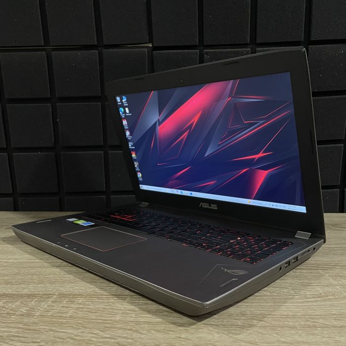 Ноутбук Asus Rog GL502VSK 120Hz I7-7700HQ/16GB/256SSD/GTX1070-8GB Б/В